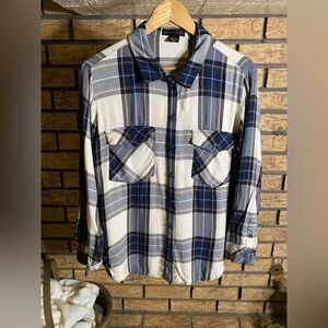 ‎Blue and cream plaid button down